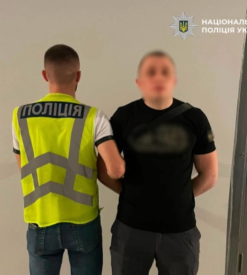 У Києві поліцейські затримали злодюгу, який під приводом знайомства пограбував жінку