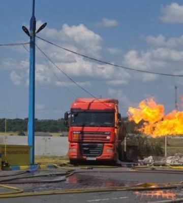 В Одесі спалахнула пожежа у багатоповерхівці: рятувальники винесли чоловіка з квартири
