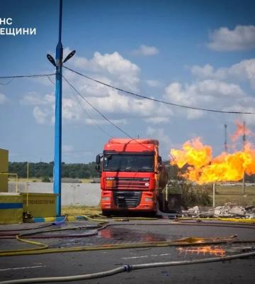 Російський дрон атакував АЗС на півдні Одещини, загорівся газовоз