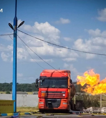 Був ризик вибуху цистерни: Росія вдарила по АЗС на Одещині, спалахнула пожежа