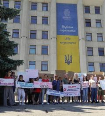 У Полтаві медики вийшли на акцію протесту та заявили про тиск і проблеми з оплатою праці