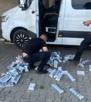 На Закарпатті водій втратив мікроавтобус за 1,7 млн грн через контрабанду сигарет: нові алгоритми контролю на кордоні дають результат
