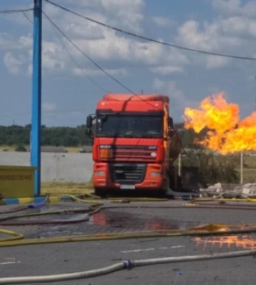 В Одесі спалахнула пожежа у багатоповерхівці: рятувальники винесли чоловіка з квартири