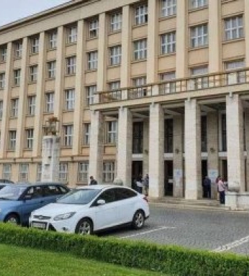 Тривога в центрі Ужгорода: через повідомлення про замінування перевіряли будівлю Закарпатської ОВА