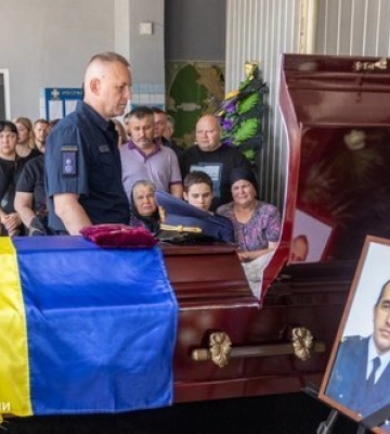 Із рятувальником Миколою Деркачом, який загинув після удару РФ, попрощалися у Харкові. ФОТОрепортаж