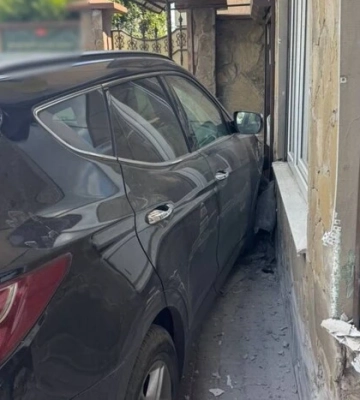 П'яний водій протаранив магазин у Києві: що камера зняла всередині