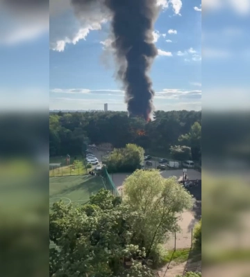 В Киеве горит ресторан "В лесу", из него выбегают люди
