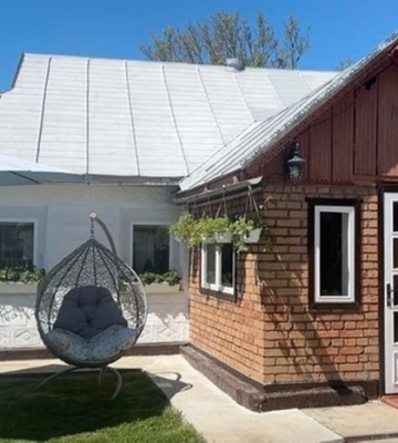 Черкащанка відновила сторічну хату та оселилася в ній із родиною