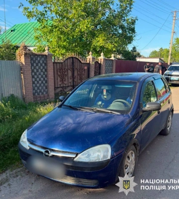 У селі на Київщині маленький хлопчик вибіг на дорогу та потрапив під легковик