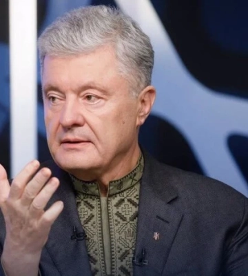 Порошенко теж відмовився від польського ордена, але дорікнув Зеленському