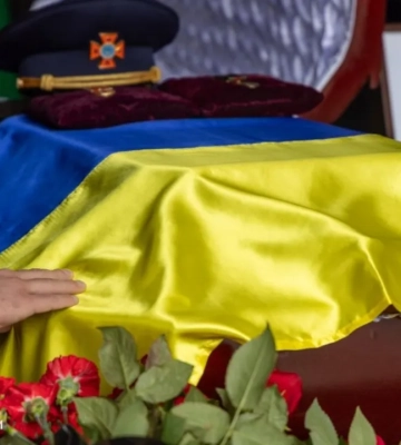 У Харкові попрощалися з рятувальником Миколою Деркачем, який загинув після повторного удару РФ. ФОТО