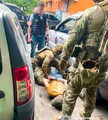 У Рівному поліцейські затримали військовослужбовця за підозрою у збуті зброї та боєприпасів. ФОТО