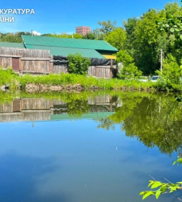 У Києві чоловік огородив частину парку «Сирецький гай» та обмежив доступ до озера — йому оголосили підозру