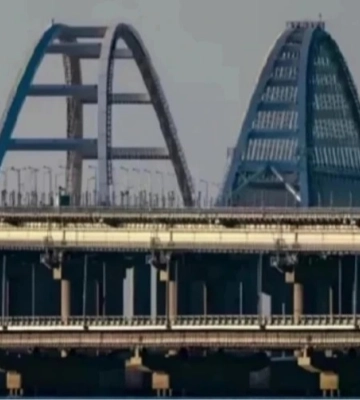 Оккупанты перекрыли Крымский мост