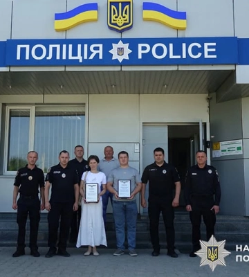На Хмельниччині поліцейські подякували подружжю, яке допомогло у розкритті замаху на зґвалтування дитини
