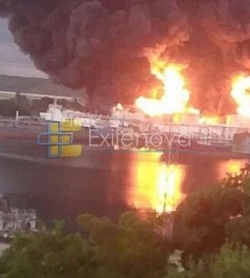 После атаки горит нефтебаза в оккупированной Керчи и порт "Кавказ", - СМИ. ВИДЕО+ФОТО