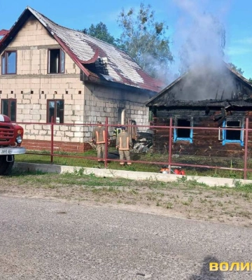 На Волині горіли два будинки, де проживала сімʼя з пʼятьма дітьми. Потрібна допомога
