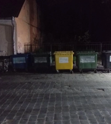 Гори сміття біля контейнерів на вулиці Шевченка: у Чернівцях невчасно вивозять відходи