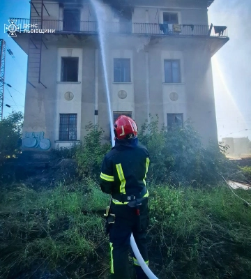 У Львові на вулиці Левандівській горіла закинута будівля