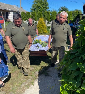 Повернувся назавжди «на щиті»: на Волині попрощалися з Героєм Віталієм Крикуном