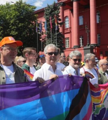 «Наші родини — частина України»: у столиці пройшов «КиївПрайд»