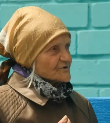 У Києві пенсіонерка десять років накопичує у квартирі непотріб та спить у коридорі