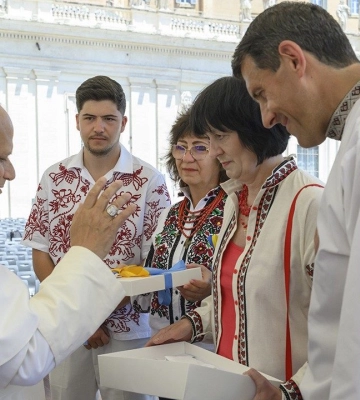 Культурная дипломатия: Папа Римский получил в подарок украинскую вышиванку 
