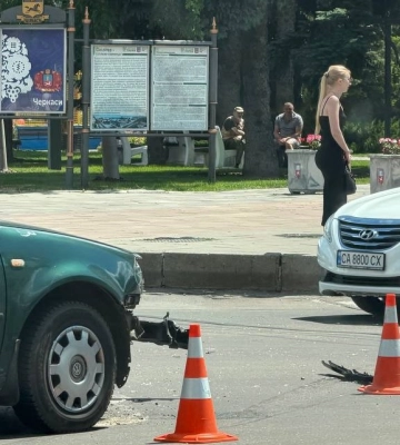 У центрі Черкас сталася аварія за участі трьох автівок