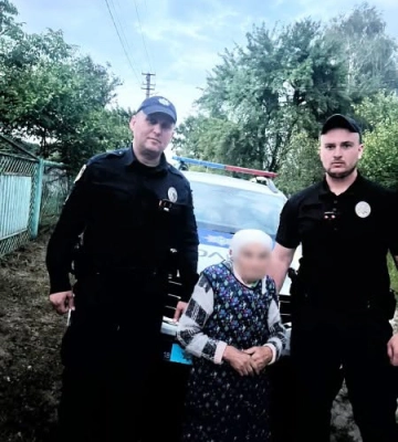 На Рівненщині поліцейські розшукали стареньку жінку, яка встигла на значну відстань відійти від дому