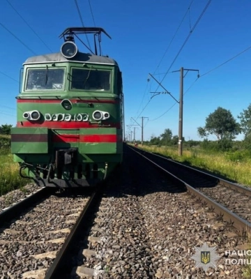 На Львівщині вантажний потяг наїхав на чоловіка, який лежав на колії