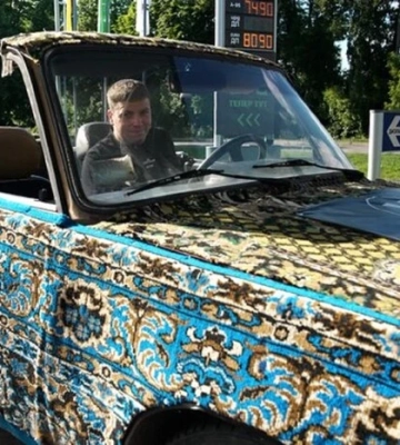 На Рівненщині хлопці перетворили старі «Жигулі» на кабріолет-килим