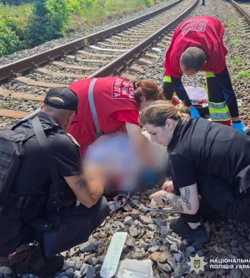 У Харкові поліцейські першими надали домедичну допомогу жінці, яку збив тепловоз