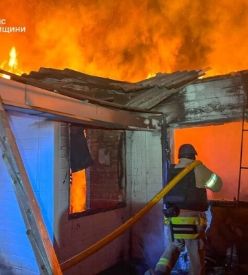 На Одещині внаслідок російського ракетного удару спалахнула масштабна пожежа (, )