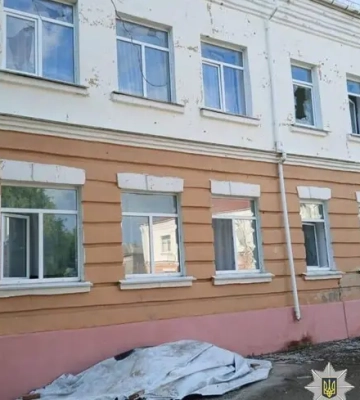 Россияне атаковали железнодорожную станцию, энергетику, лицей и дома в Черниговской области: есть раненые
