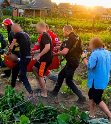 В Олександрівській громаді легковик врізався в огорожу: двох чоловіків госпіталізували