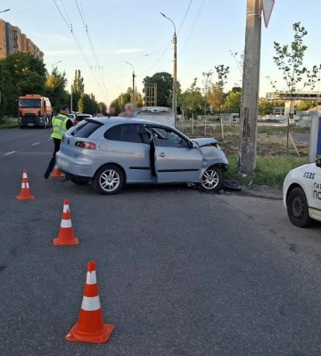 У Черкасах машина врізалася в електроопору. Постраждали двоє людей