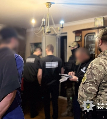 Били, погрожували та переслідували: у Черкасах затримали групу чоловіків, які вимагали від родини 250 тисяч доларів