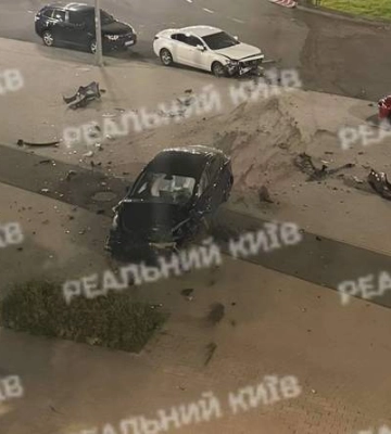 Tesla Model 3 разбили во дворе киевского жилого комплекса: повреждены несколько автомобилей