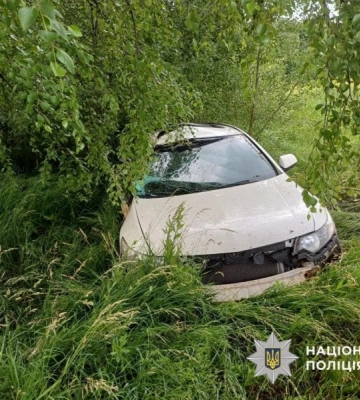 На Київщині автомобіль врізався у перешкоду, внаслідок ДТП постраждала молода жінка