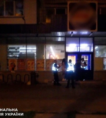 20-річна киянка ногами винесла двері магазину через відмову продати спиртне
