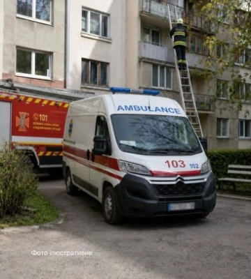 В Ужгороді рятувальники та поліція визволяли 79-річну жінку, яка впала у зачиненій квартирі