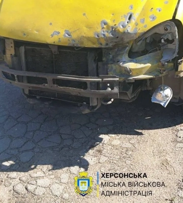 Росіяни вдарили по маршрутці у Херсоні, є поранені