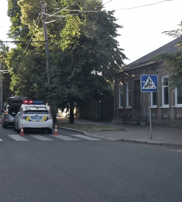 У Черкасах машина врізалася в електроопору. Постраждали двоє людей