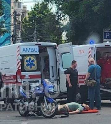 Дві "швидких" та чоловік на дорозі: у центрі Дніпра сталася ДТП