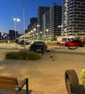Пьяный подросток на Tesla протаранил припаркованные авто в Киеве (фото, видео)