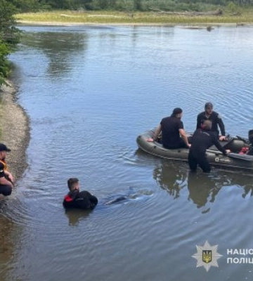 На Берегівщині тривають масштабні пошуки хлопчика, якого понесла течія Тиси: до операції залучили водолазів і дрони (відео)