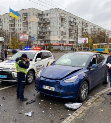 Пьяный подросток на Tesla протаранил клумбу и авто: что натворил водитель в Киеве