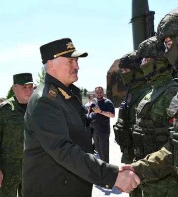 «Экономика на военных рельсах». Белорусская оппозиция передала в МИД Украины отчет о подготовке диктатора Лукашенко к войне