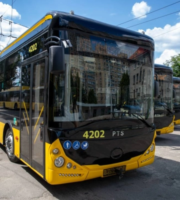 На міські маршрути Києва вийшли нові низькопідлогові тролейбуси та автобуси