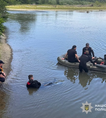 На Берегівщині течія понесла чотирьох дітей: трьох врятували, одного хлопця шукають